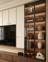 Meuble TV moderne sur mesure, console TV en bois blanc et noyer avec rangement intégré et éclairage LED