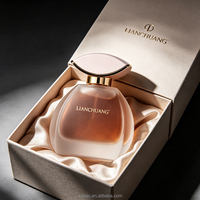 Flacon de parfum en verre ovale incurvé rose givré de luxe, avec bouchon en forme de pétale et bordure dorée, personnalisable avec boîte cadeau