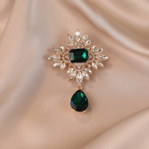 เข็มกลัดมินิคริสตัลรูปผึ้งประดับเพชรพลอย เข็มกลัดโลหะสำหรับผ้าพันคอ เข็มกลัดแฟชั่นสำหรับผู้หญิง เข็มกลัดตกแต่งเสื้อผ้า เข็มกลัดน่ารัก - Product Image 1