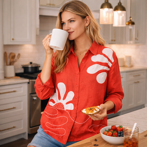 Chemisier décontracté confortable pour <span class=keywords><strong>femme</strong></span> en mélange lin-coton, personnalisé, avec appliqué floral <span class=keywords><strong>rouge</strong></span> et blanc et imprimé style line art, col <span class=keywords><strong>chemise</strong></span> - Product Image 5