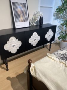 Buffet moderne de grande capacité pour salon, design en forme de coquille, meuble de rangement latéral en bois massif pour la maison - Product Image 4