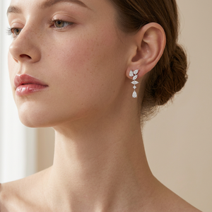 Nouvelle conception, style contemporain simple, boucles d'oreilles faites à la main en or blanc massif 18 carats, serties de pierres en forme de poire, de marquise et de rondes brillantes. - Product Image 6