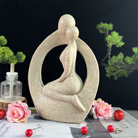 Sculpture Minimaliste en Résine Étreinte d'Amoureux, Ornement Humain Abstrait Texturé en Grès pour Cadeau de Mariage