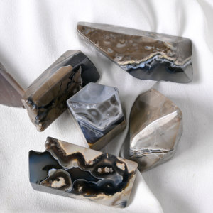 Ornement en Agate Volcanique Naturelle Polie de Forme Libre, Artisanat en Cristal Fait Main pour la Décoration Intérieure et la Collection de Cadeaux - Product Image 5