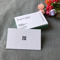 Tarjetas de Visita Personalizadas de Cartulina Blanca de 600 g/m² con Logotipos Grabados en Relieve de Lujo e Impresión de Bordes Coloridos para una Marca Premium