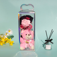 QY Cadeaux floraux faits à la main pour la Saint-Valentin, la fête des mères, les anniversaires, fleurs de savon dans une boîte transparente en PVC, mini bouquet de roses artificielles en forme d'ours