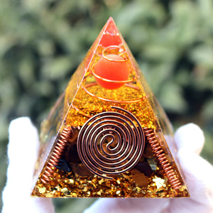 Ornement en résine époxy cristalline en forme de pyramide avec bobine de cuivre et boule rouge, décoration de bureau Feng Shui pour salon - Product Image 1