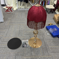 Lampe de table ZKAI de luxe de style victorien avec abat-jour en tissu bordeaux à franges, support en métal doré, pièce maîtresse lumineuse pour les fêtes