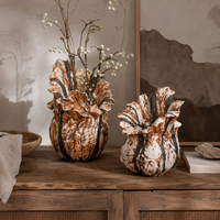 Vas Keramik Karamel dengan Pinggiran Kelopak Berkerut, Glasir Reaktif Bermotif Marmer, Vas Bunga Skulptural untuk Dekorasi Rumah Bergaya Rustic Vintage