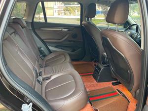 รถมือสอง BMW <span class=keywords><strong>X1</strong></span> sDrive18li รุ่นแฟชั่น ปี 2019 เครื่องยนต์เทอร์โบ 8 ลิตร เกียร์อัตโนมัติ ภายในสีเงิน รุ่นซิลเวอราโด - Product Image 4