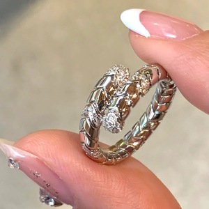 Anillo de Plata Pura S925 de Estilo Medio Antiguo, Anillo de Lujo Retro con Forma de Serpiente en Capas, Incrustaciones de Diamantes, Anillo de Nicho - Product Image 3