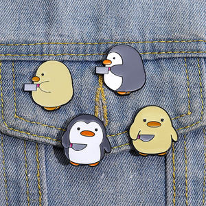 Penguin pisau belati Pin Enamel bebek lucu lencana Pin kerah logam topi ransel pakaian bros kartun hewan perhiasan untuk teman-teman - Product Image 1