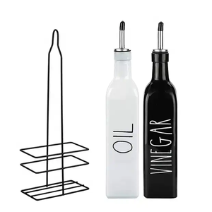 Set di 2 Dispenser per Olio e Aceto <span class=keywords><strong>in</strong></span> <span class=keywords><strong>Ceramica</strong></span> da 16 oz, Dispenser per Olio <span class=keywords><strong>in</strong></span> Dolomite Bianco e Nero con Supporto <span class=keywords><strong>in</strong></span> Metallo - Product Image 3