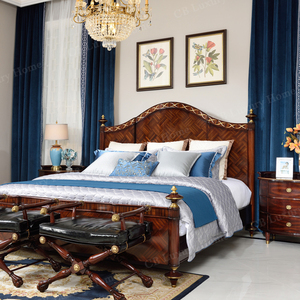 Lit Queen en bois massif de style britannique avec table de chevet, ensemble de meubles de chambre à coucher traditionnels faits à la main - Product Image 2
