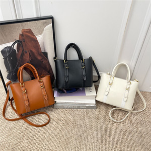Bolsa Transversal Retro Preta com Alça Estruturada para Mulheres, Bolsa Minimalista em Couro Sintético com Zíper e Ferragens Douradas, Casual - Product Image 5