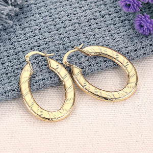 E4429 Orecchini a cerchio dorati per donna Gioielli di moda in stile classico in lega di rame - Product Image 4