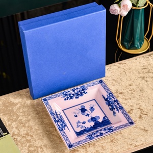 Plateau décoratif carré en céramique, design italien, motif végétal gravé, emballage individuel - Product Image 1