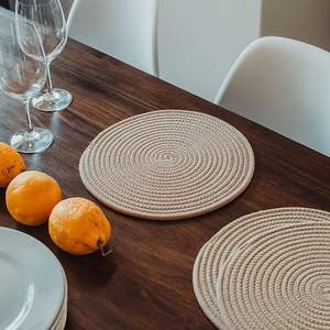 طقم مفرش طاولات من <span class=keywords><strong>6</strong></span> قطع منسوجة مقاس 13 بوصة أطباق شحن من الخيزران المرن أطباق مسطحة حاملات أواني قطنية مفرش مائدة من الخوص - Product Image 4