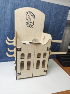 حامل خشبي لحظيرة الخيول يتسع لحصانين، منظم لحظيرة الخيول للعب الأطفال التخيلي - Product Image 2