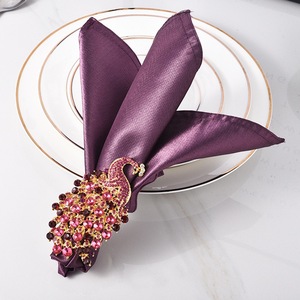 Anelli Portatovaglioli Personalizzati a Forma di Pavone - Strass Scintillanti per Matrimoni/Feste/Hotel - Product Image 1