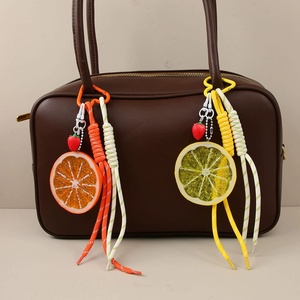 Breloques de sac à main pour femme, design créatif, pendentif en forme de tranches de citron simulées, fermoir en métal en forme de cœur, sangle tressée aux couleurs vives - Product Image 1