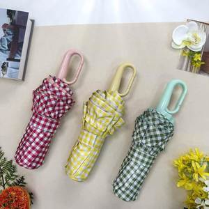 Paraguas de Marca OEM con Diseño a Cuadros y Borde con Volantes, Tela Protectora Solar de Color Compuesto, 8 Varillas, Doble Armazón, Resistente al Viento, para Mujer - Product Image 1
