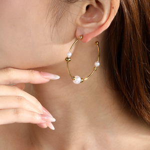 Pendientes de Aro con Perlas de Acero Inoxidable Chapados en Oro de 18K al por Mayor, Pendientes Circulares con Perlas en Forma de C, Joyería Impermeable para Mujer - Product Image 1