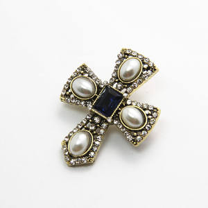 Broche unisexe en alliage plaqué or rose de style européen avec perle, strass et cristal bleu en forme de croix, idéale pour mariage, fiançailles, fête ou cadeau - Product Image 3