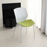 Chaise de conférence minimaliste légère sans accoudoirs empilable pour réception et réunions de bureau