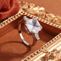 Bague de Fiançailles de Luxe pour Femme, Coupe Princesse, Trois Pierres en Zircon Cubique, Pierres Latérales Baguette Affûtées, Style Cathédrale, Vente en Gros