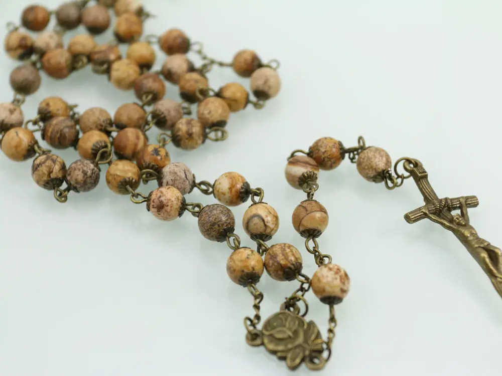 Immagine natura pietra antica collana rosario perline croce regalo religioso cattolico crocifisso