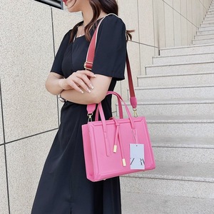 Bolsos de mano informales para mujer, nuevos bolsos de moda para mujer con decoración de cadenas, cierre abierto, superventas, bolsos de hombro para mujer - Product Image 6