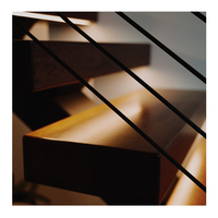 Escalier modulaire moderne sur mesure en acier et bois, à monopoutre, durable, avec marches droites, installation flottante, garde-corps en verre pour villa, hôtel, hall