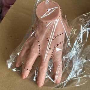 Adams Family Wednesday <span class=keywords><strong>Addams</strong></span> Guante de Halloween Hand - Carnival Creepy Rubber Hand Prop para decoración de fiesta de miedo - Product Image 4