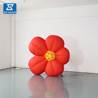 Modèle de fleur rouge gonflable géant personnalisé pour la décoration de scène de check-in dans les lieux touristiques en plein air et les événements commerciaux