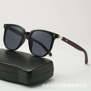 Gafas de Sol Retro 2023 con Logotipo Personalizado, Montura Grande para Hombre y Mujer, Protección UV400, Diseño Cuadrado con Textura de Madera - Product Image 2