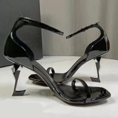 หนังแล็กเกอร์ส้นสีดำ8ซม