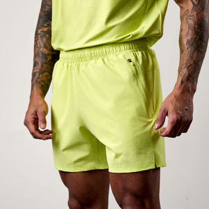 Shorts de sport pour homme en polyester tissé, vert lime uni, séchage rapide, avec poches, taille élastique, longueur mi-cuisse - Product Image 1