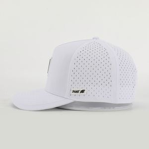 Casquette de baseball personnalisée en polyester blanc 5 panneaux pour homme, avec logo en caoutchouc, imperméable, perforations découpées au laser, style Dad Hat, vente en gros - Product Image 3