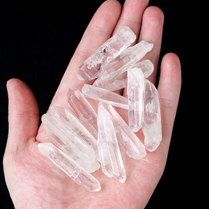 Vente en gros de cristaux de quartz naturel transparents bruts en forme de baguette, cristaux simples pour la méditation et autres artisanats en cristal - Product Image 1