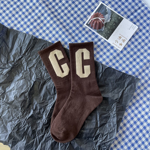 Vente en gros de chaussettes personnalisées marron café, les femmes adorent les chaussettes mi-tube, mignon, lettre c, bas, ours marron - Product Image 2