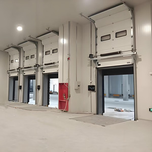 Porte de garage sectionnelle électrique à levage élevé avec fenêtre de visualisation pour les zones de chargement industrielles à usage intensif - Product Image 4