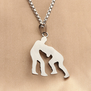 Collier pendentif lutteur en acier titane de style européen et américain, bijoux de mode en acier inoxydable pour hommes avec personnage de dessin animé - Product Image 2