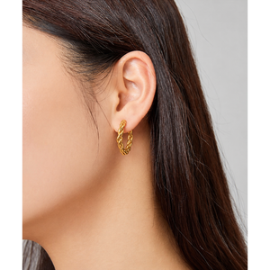 Boucles d'oreilles créoles torsadées en acier inoxydable plaqué or 14 carats sous vide, bijoux texturés ouverts type Huggie - Product Image 5