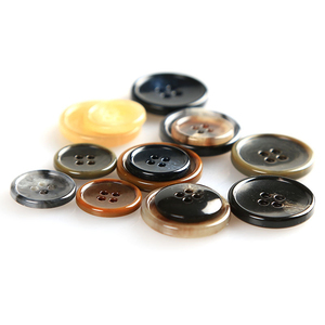 Botones Redondos de Cuatro Agujeros <span class=keywords><strong>con</strong></span> Borde Delgado, Color Personalizado, Material de <span class=keywords><strong>Urea</strong></span> y Técnica de Plateado - Product Image 2