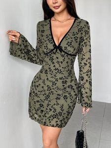 Mini-robe d'été respirante, écologique et légère en maille tissée transparente, style Y2K, à motif floral floqué, col en V profond, détail nœud, manches évasées, coupe trapèze - Product Image 4