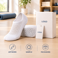 Chaussettes de yoga en maille blanches respirantes avec semelle en silicone, ajustement flexible pour studio, couverture directionnelle, construction à bout plat