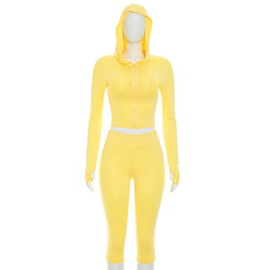 Viviblook D26ST229 Ensemble sportif 2 pièces pour femme : veste à manches longues zippée à capuche et pantalon plissé moulant court - Product Image 2