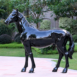 Escultura de caballo monocromático Duo-Estatuas abstractas de semental y yegua de fibra de vidrio para interiores y galerías modernas - Product Image 3