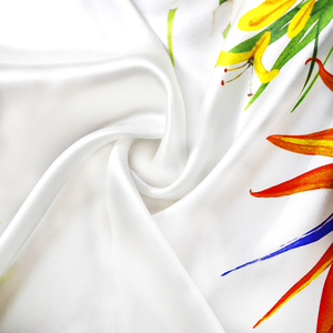 شعر نسائي جميل عالي الجودة مربع من الحرير بالزهور من Sciarpa Di Seta - Product Image 2